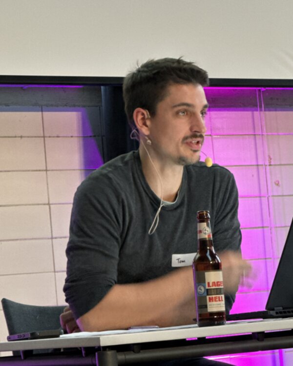 Tom, Halbporträt